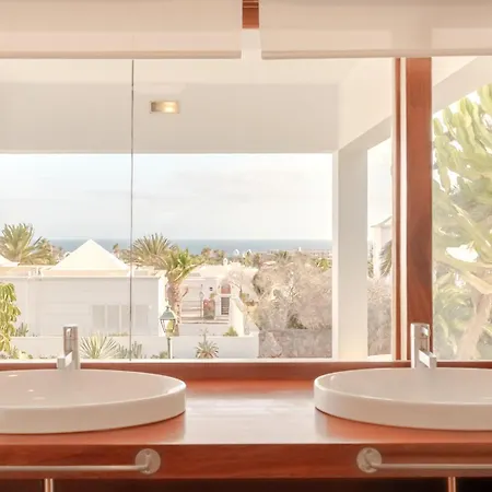 Canaryislandshost L Pausa *