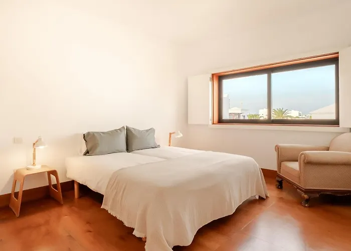 Canaryislandshost L Pausa *