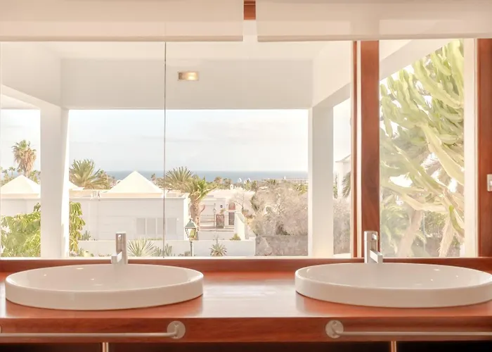 Canaryislandshost L Pausa *