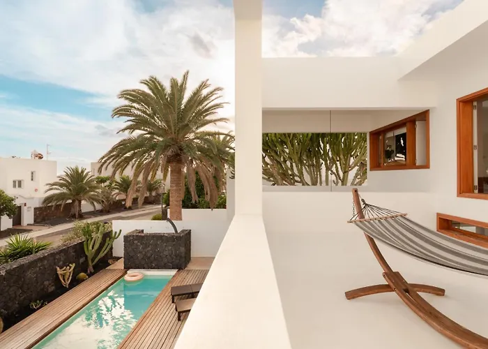 Canaryislandshost L Pausa *